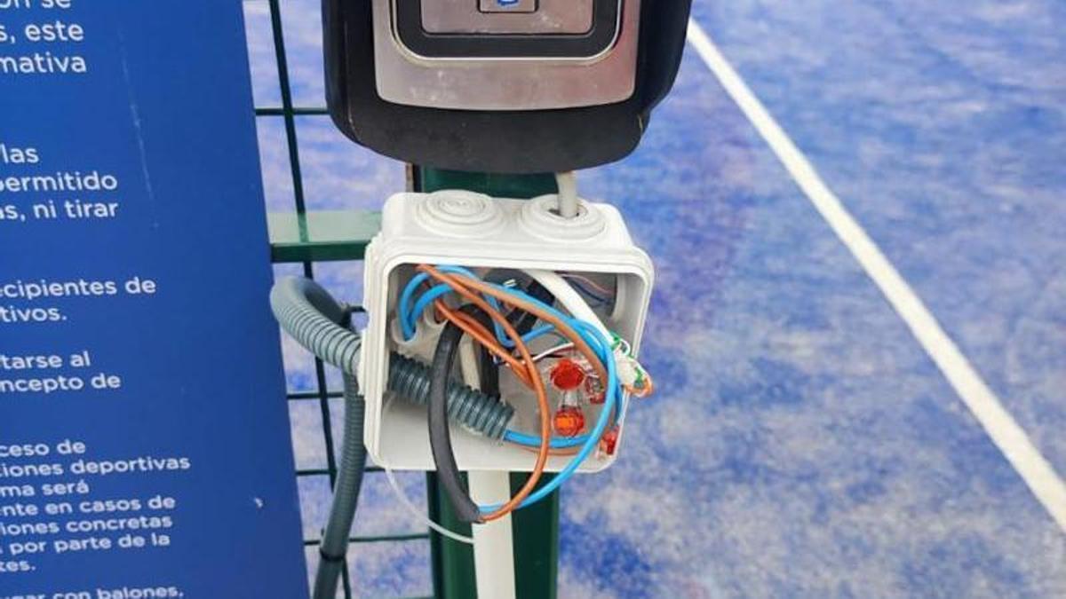 Uno de los desperfectos ocasionados en el polideportivo de Senyera.