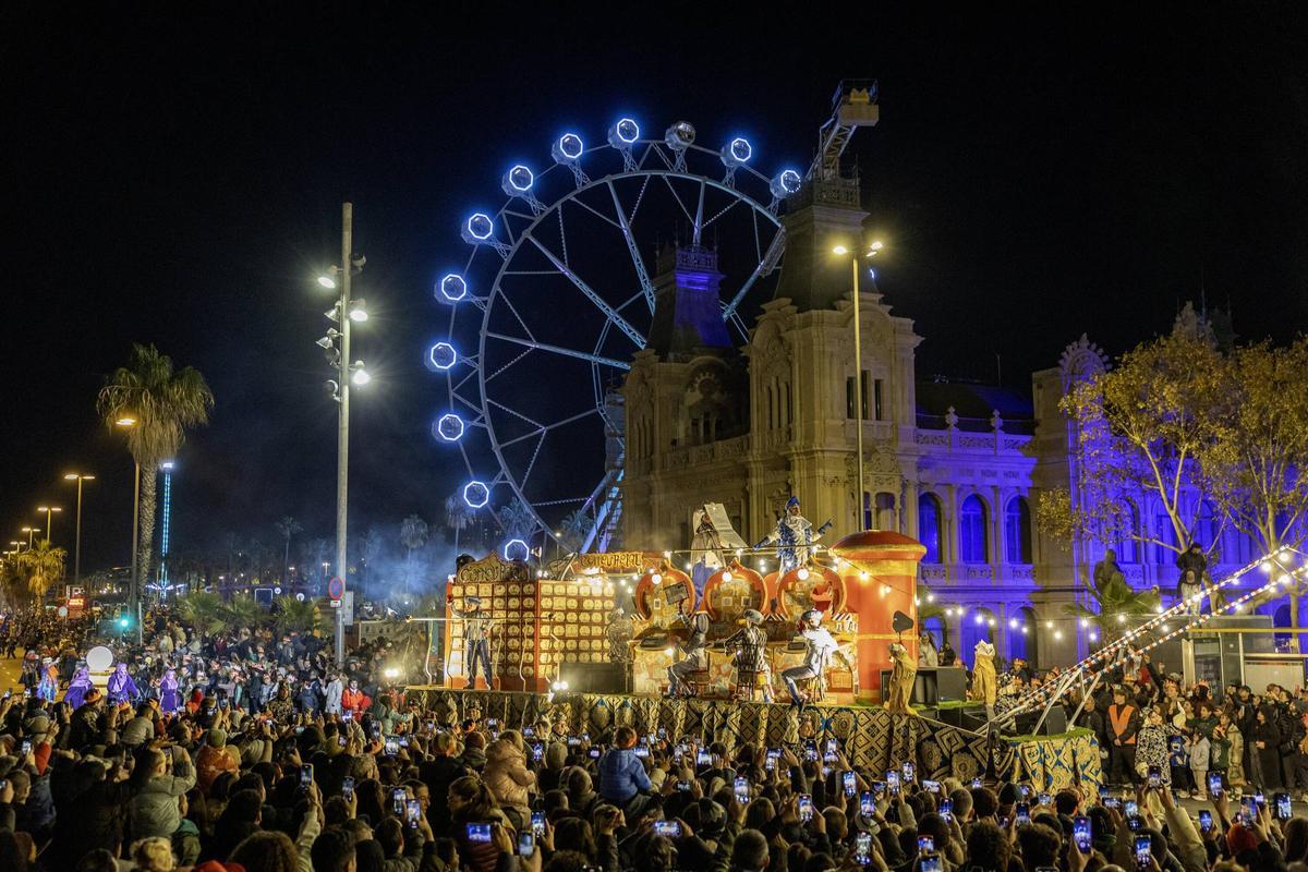 Miles de personas colman la costa de Barcelona para dar la bienvenida a los Reyes Magos