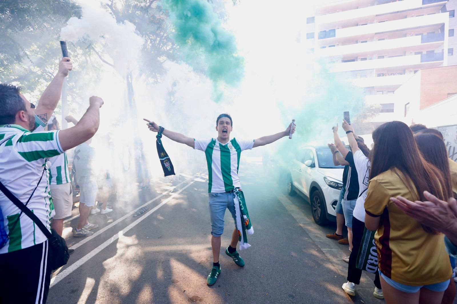 Barcelona Atlétic-Córdoba CF | El recibimiento al equipo de la afición cordobesista, en imágenes