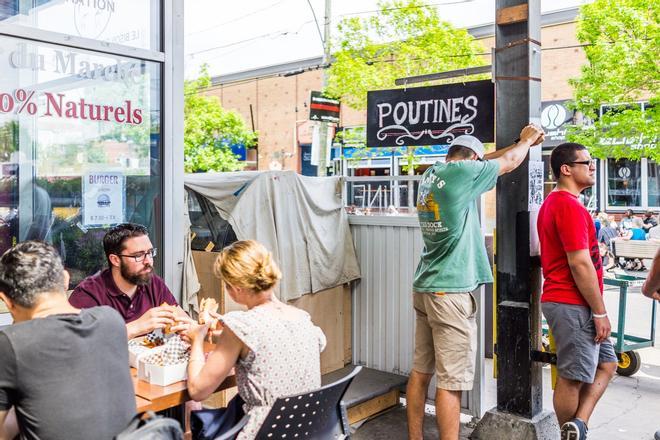 Venta de Poutines en un restaurante de Montreal