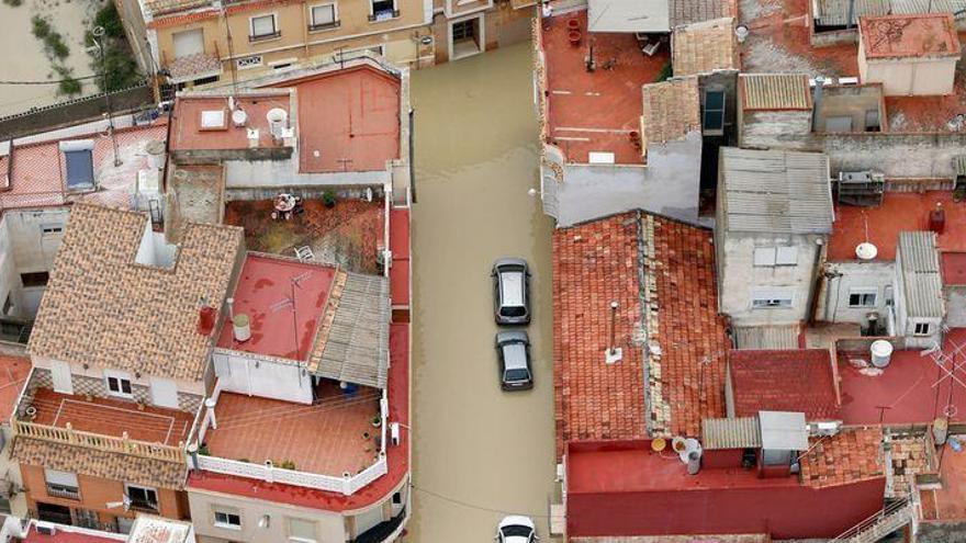 Buscan a un holandés tras caer a una acequia