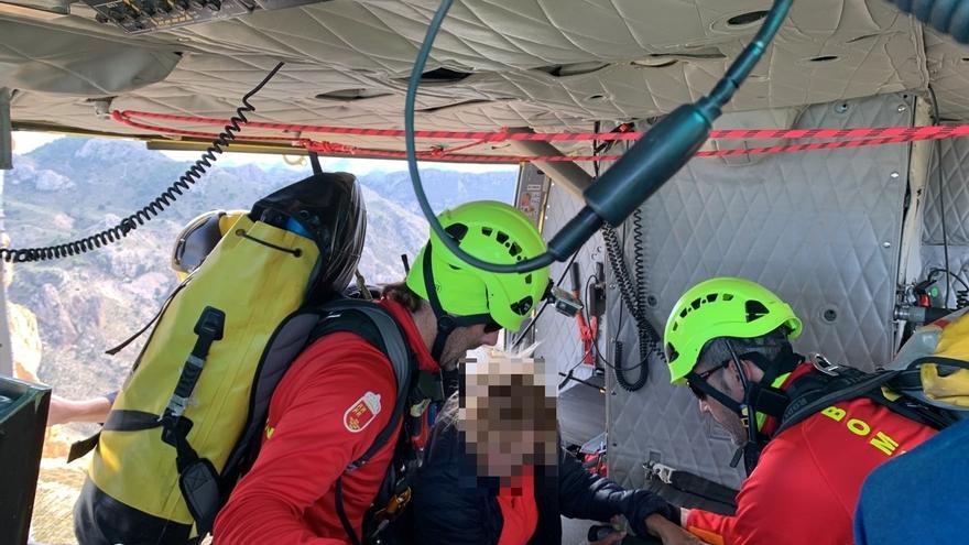 Rescatan por aire a una senderista accidentada en el Alto del Solvente en Ojós