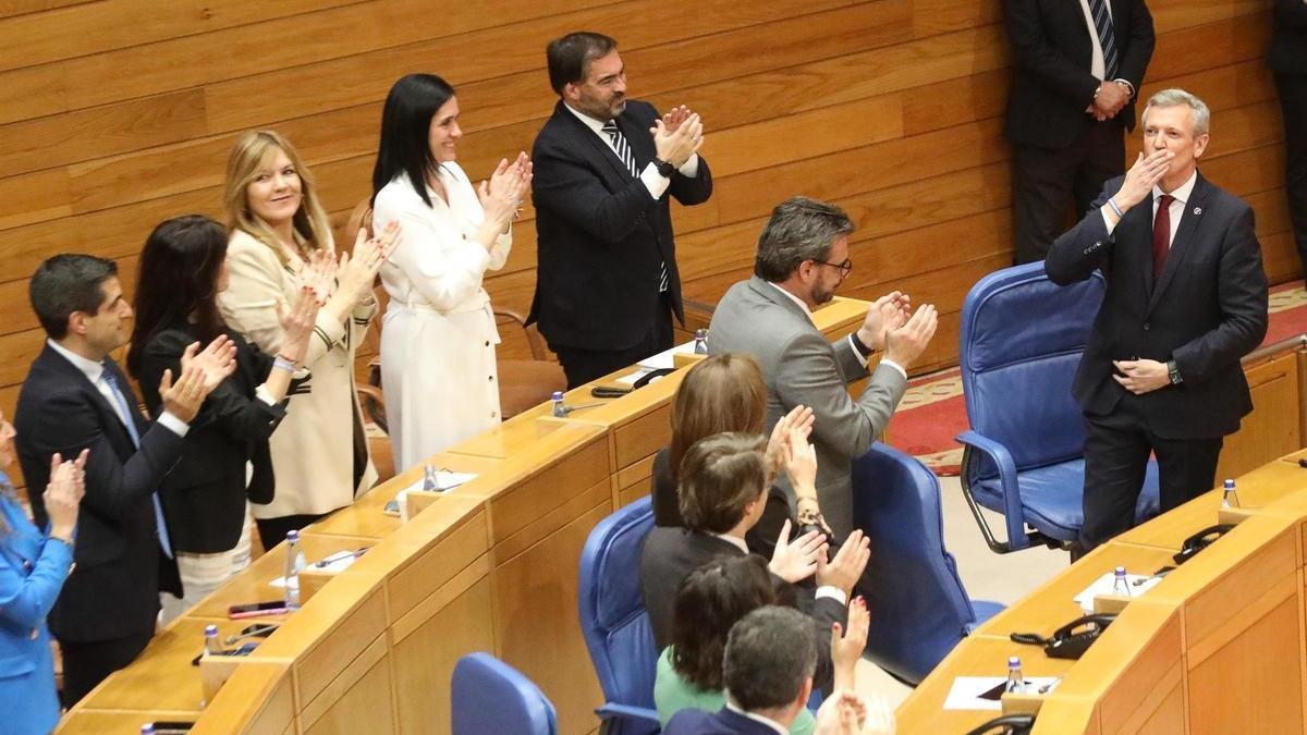 Aplausos de los populares a Rueda, que lanza un beso a la grada tras ser investido presidente de la Xunta en la cámara gallega.