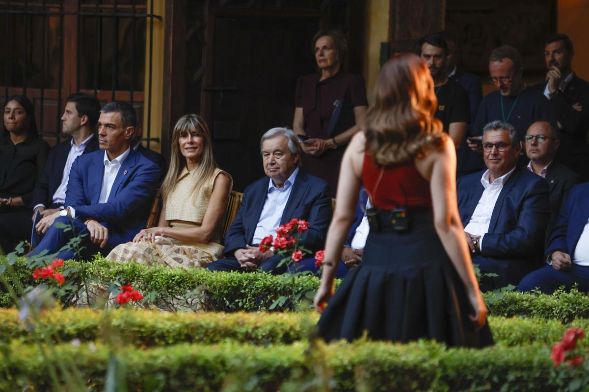 El presidente del Gobierno, Pedro Sánchez, su mujer, Begoña Gómez y el secretario general de la ONU, Antonio Guterres, durante la cena oficial a los participantes en la IV Conferencia Internacional para el Desarrollo de Sevilla, este lunes en Palacio de las Dueñas.