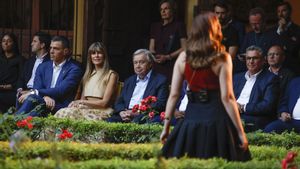SEVILLA, 30/06/2025.- (izda a dcha) El presidente del Gobierno español, Pedro Sánchez, su mujer, Begoña Gómez y el secretario general de la ONU, Antonio Guterres, durante la cena oficial a los participantes en la IV Conferencia Internacional para el Desarrollo de Sevilla, este lunes en Palacio de las Dueñas. EFE/ JuanJo Martín POOL. POOL