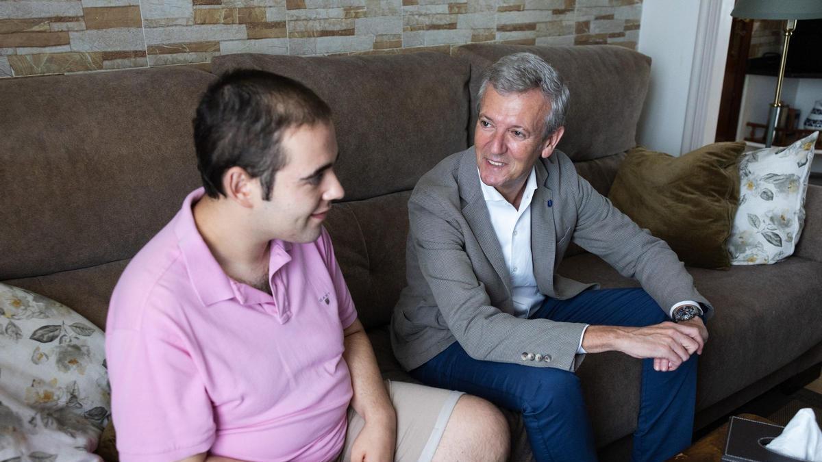 El presidente de la Xunta, Alfonso Rueda, junto al beneficiario 40.000