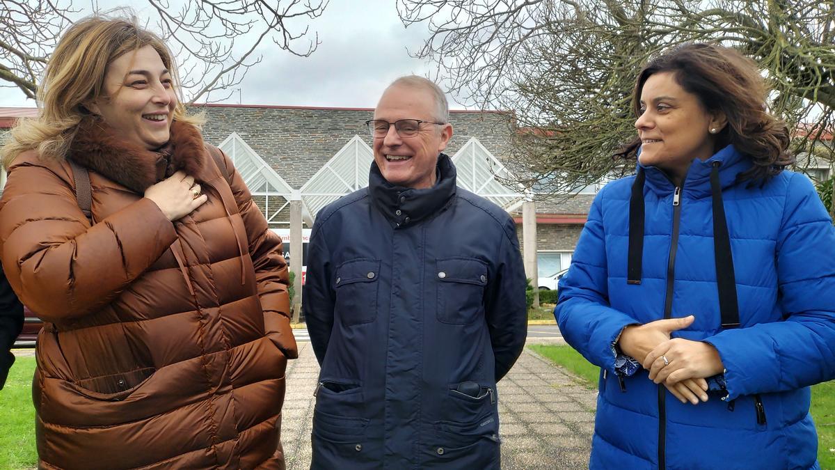 La alcaldesa de Coaña, Rosana González, el candidato del PP a la presidencia del Principado, Diego Canga, y la diputada Beatriz Polledo, en el hospital comarcal de Jarrio