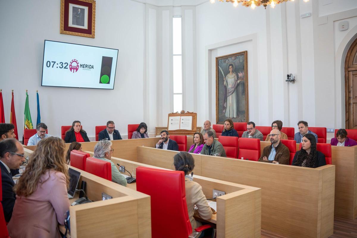 Imagen del pleno del Ayuntamiento de Mérida en el que se aprobó por unanimidad la solicitud de una sede de la DGT.