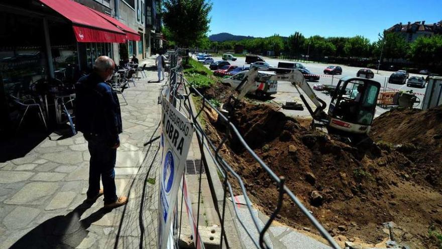 Obras de acceso al aparcamiento de la finca de A Tafona. // Iñaki Abella