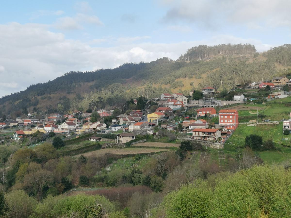 Una vista de parte de la parroquia de Cela y de sus montes, en Bueu.