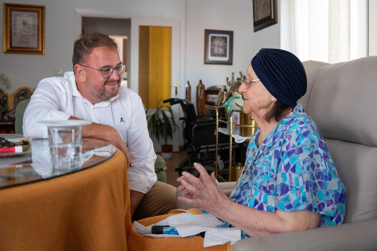 Rodríguez Osuna conversa con María Brazo.