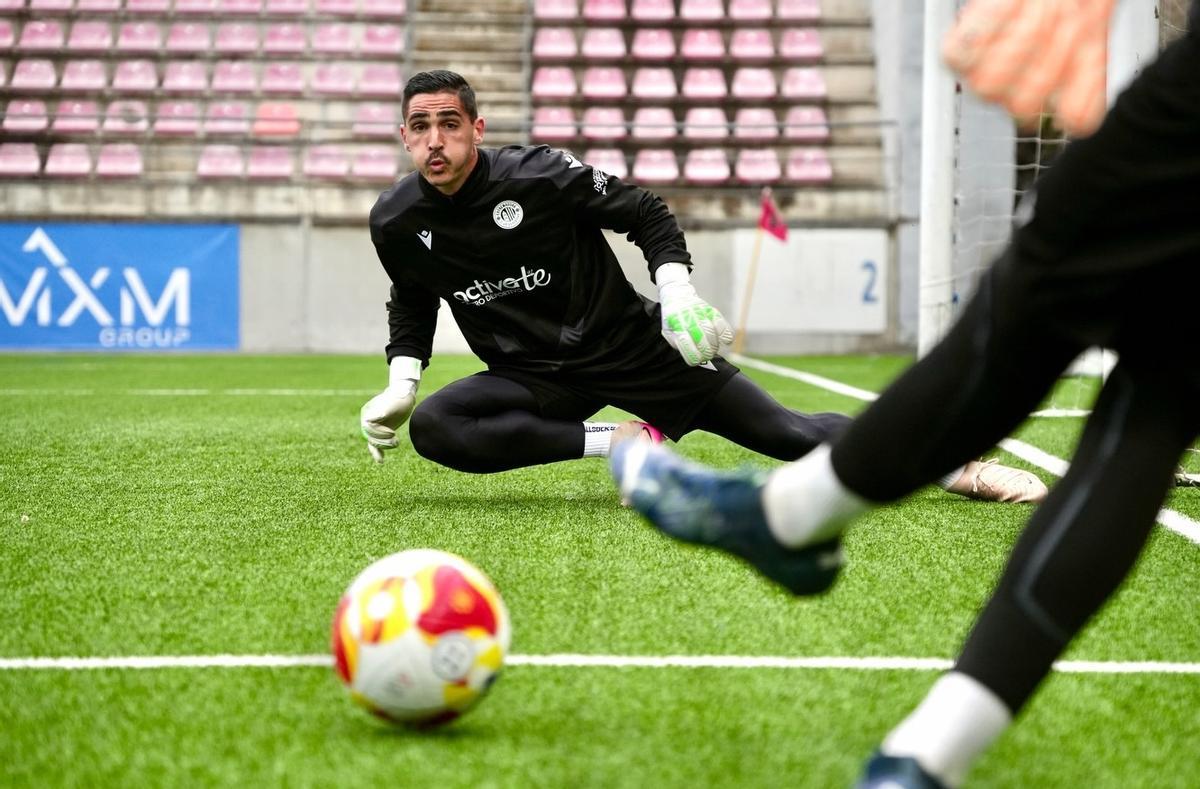 David Robador, portero del Extremadura, en uno calentamiento.