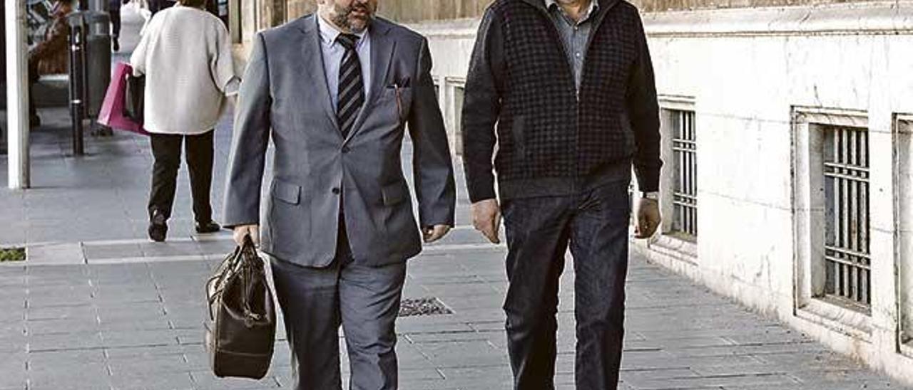 Pablo Escribá, a la derecha, es el único de los implicados en el sumario que sigue imputado.