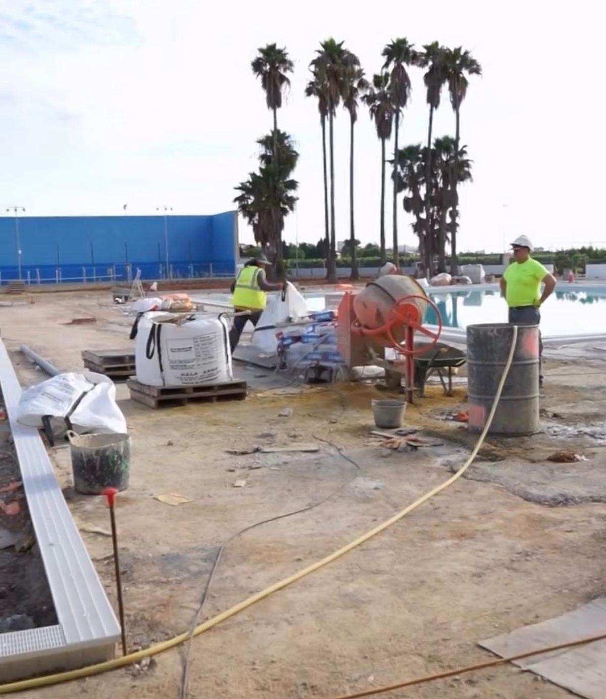 Operarios en las obras de la piscina de Alginet.