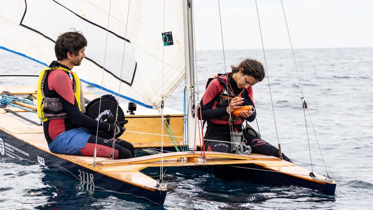 Patín de vela equipado para recoger datos del estado de las aguas de la costa de Barcelona.