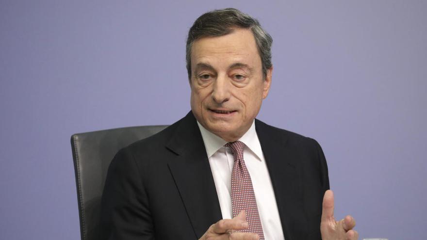 El BCE abre la puerta a  bajar los tipos tras el verano  y a reanudar las compras