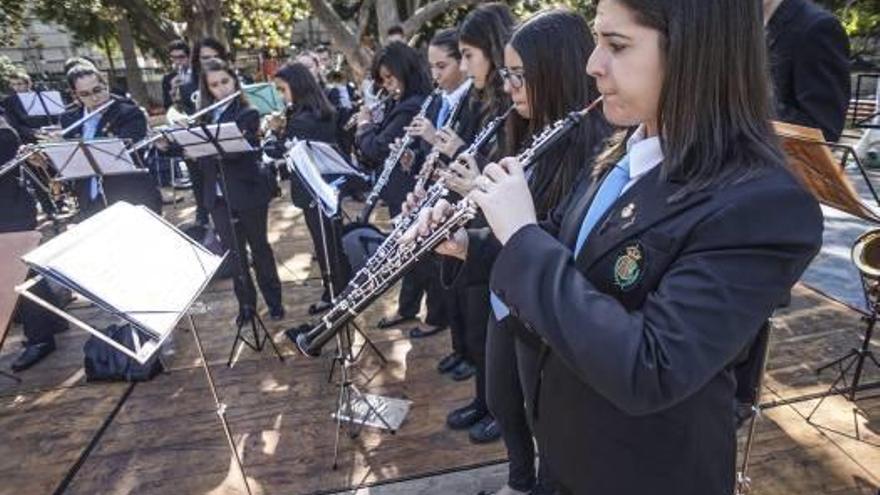 Festividades asegura que sólo le pidieron una tarima para el concierto y no sillas