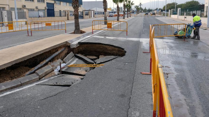 Los operarios iniciando la reparación de la calzada