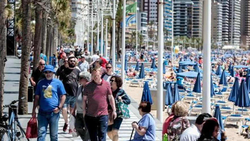 El mercado español cae un 6% en Benidorm en el arranque de la temporada alta.