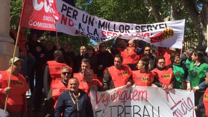 Els treballadors protestant el maig passat al final de la Rambla de Figueres.