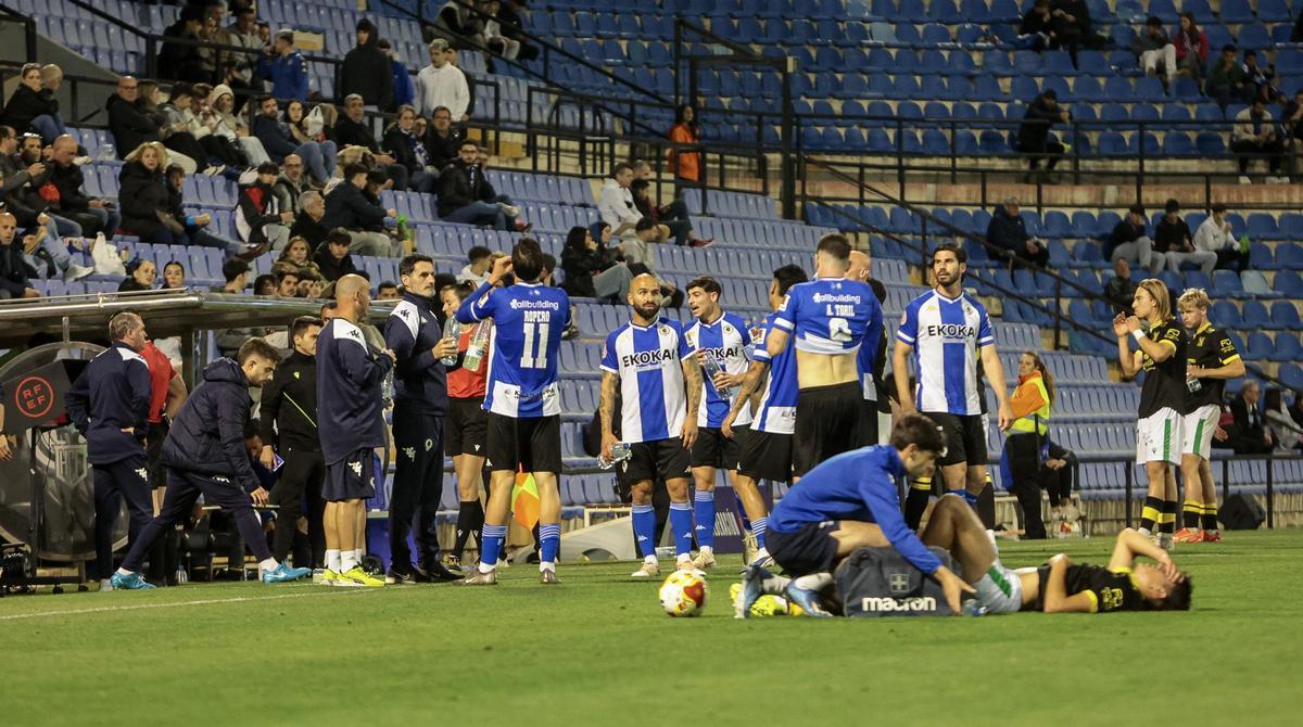 Atención al jugador del Sanluqueño Almagro tras la entrada realizada por Andy Escudero.