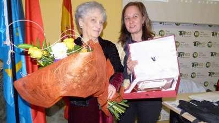 Josefina Rodríguez y la concejala de Igualdad de Tineo, Maite Ruiz, ayer, durante la entrega de la distinción.