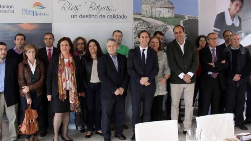 El alcalde aprovechó el almuerzo en la escuela de hostelería para reunir a los sectores implicados en la promoción de Vilagarcía.  // Muñiz