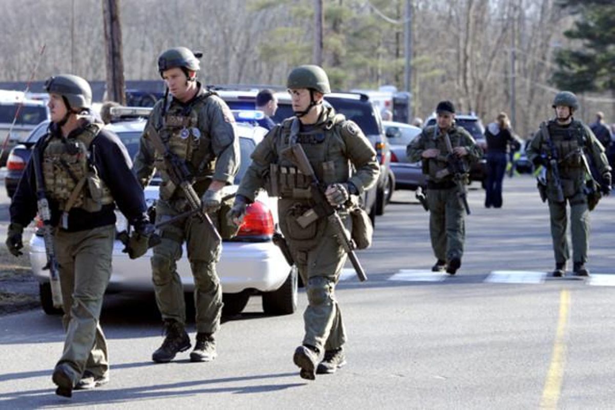 La policia estatal de Connecticut, fortament armada, recorre els carrers de Newtown.