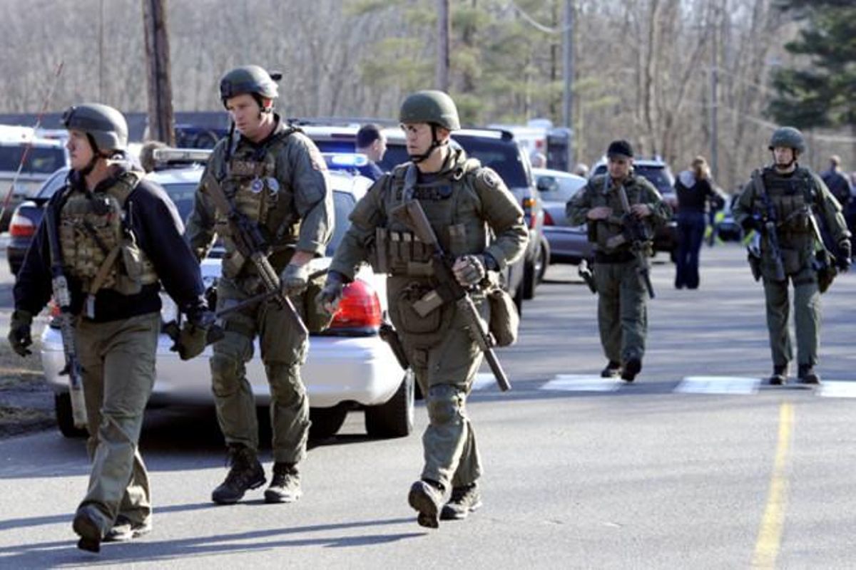 La policía estatal de Connecticut, fuertemente armada, recorre las calles de Newtown.