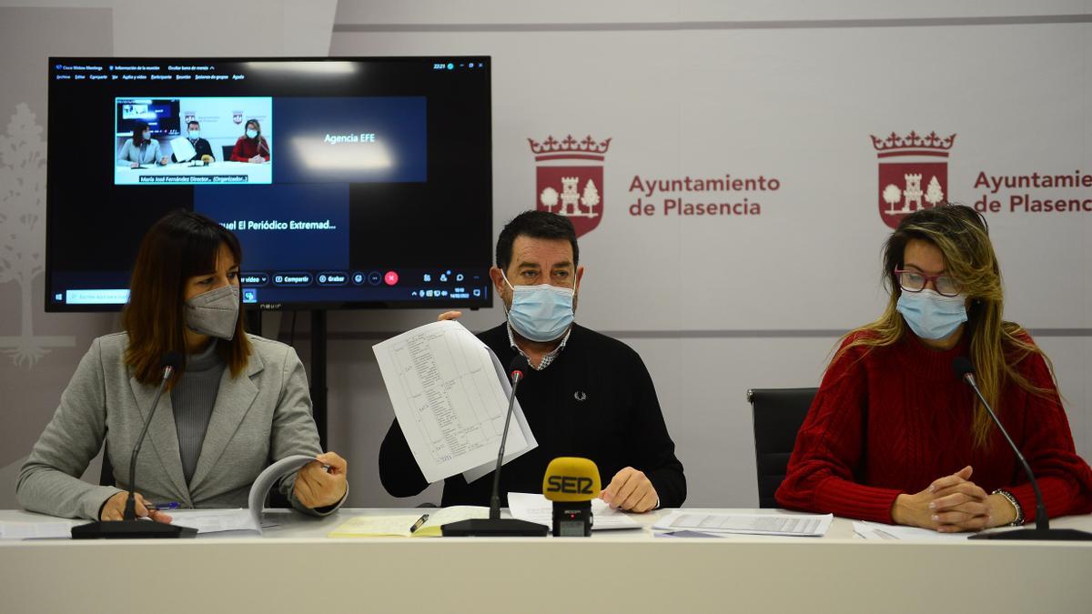 Los portavoces de la oposición de Plasencia, criticando la reunión por los presupuestos.