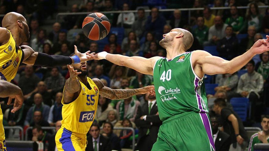 James Augustine lucha por un balón frente al Maccabi Tel Aviv, en el último partido cajista.