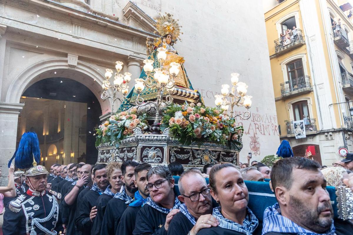 La procesión de la Virgen del Remedio llena Alicante de devoción por su Patrona