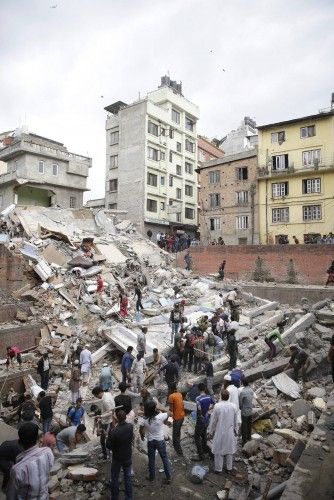 El pánico se ha apoderado de las calles de Katmandú tras el seísmo de 7,9 grados