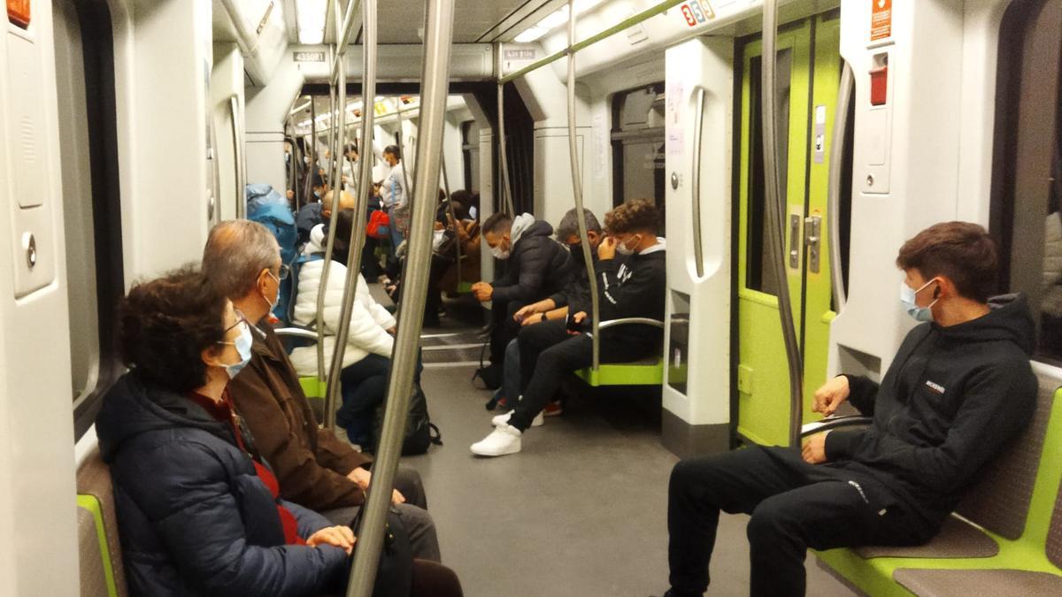 Usuarios de varias generaciones viajan en Metrovalencia