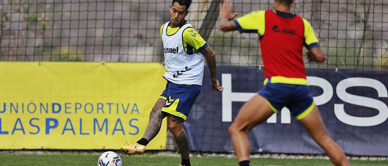 El argentino Sergio Araujo golpea el balón en el entrenamiento del martes de la semana pasada, antes de lesionarse, en Barranco Seco.