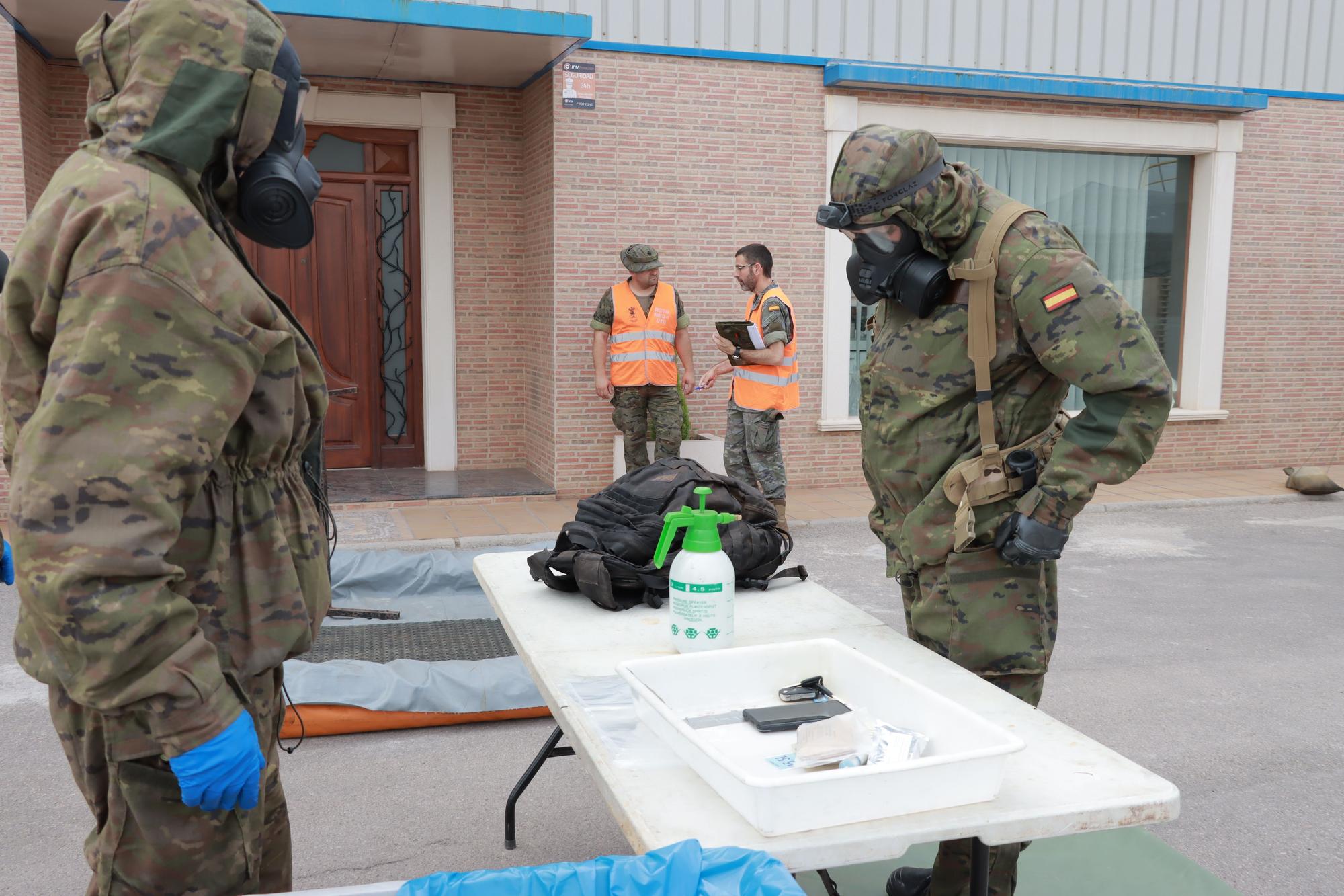El Ejército simula un ataque químico en una fábrica de Onda