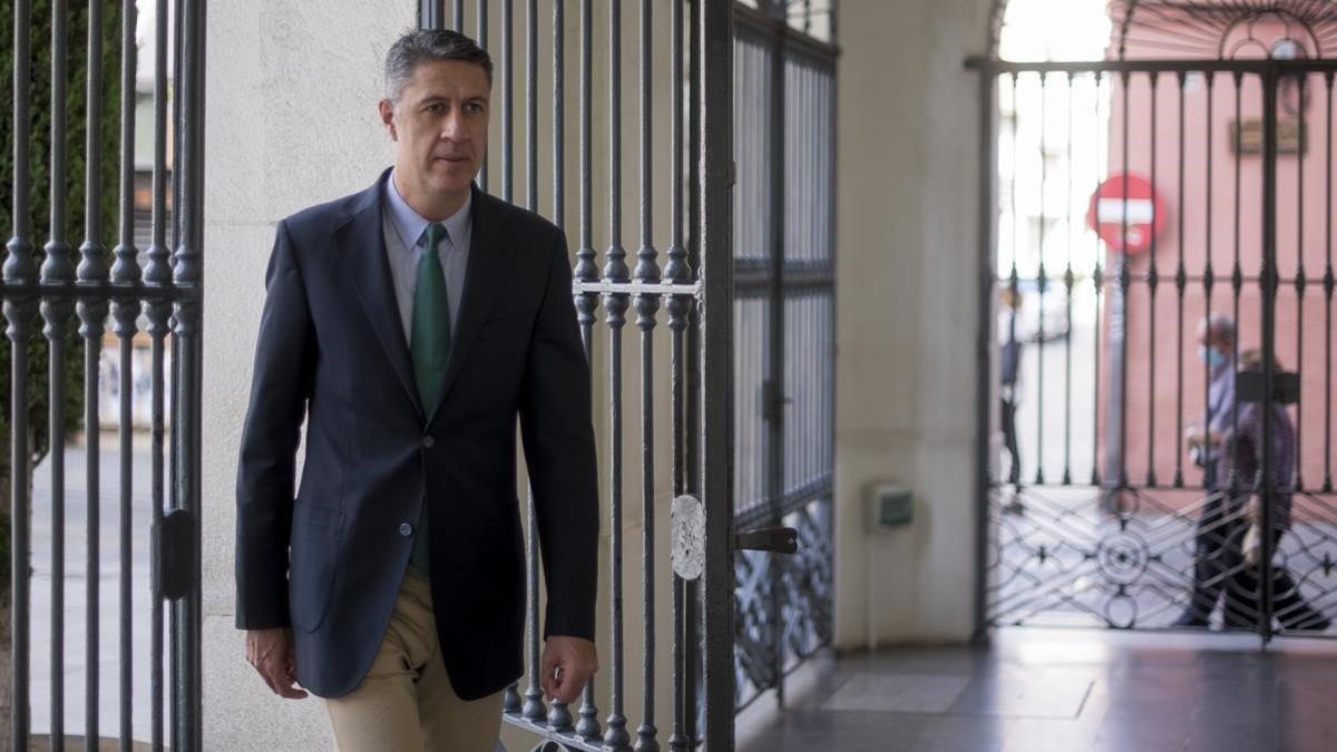 Xavier García Albiol (PP), en la entrada del Ayuntamiento de Badalona.