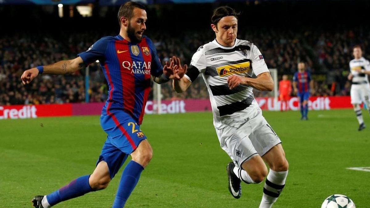 Aleix Vidal corre junto a Schulz en el Barça-Borussia en el Camp Nou.