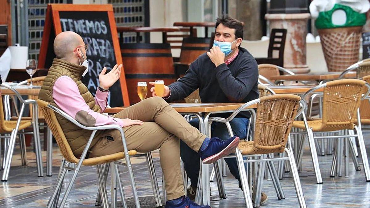 Dos clientes toman una cerveza en una terraza del centro de Cartagena.