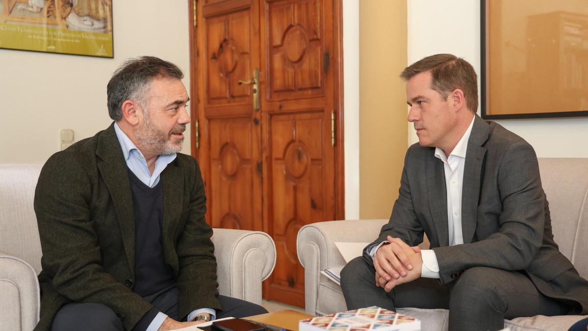 El vicepresidente y conseller de Presidencia, José Luis Díez, con el alcalde de Xàtiva, Roger Cerdà, en una reunión reciente.