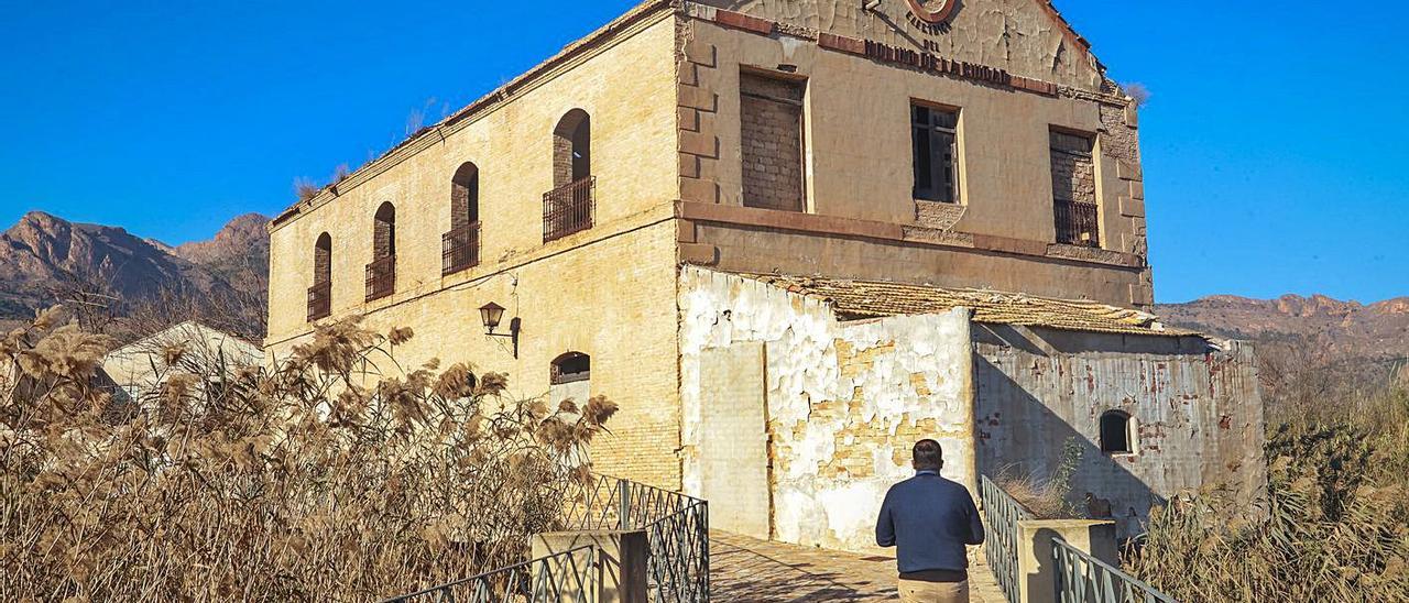 El puente de sillería y el azud lleno de cañas