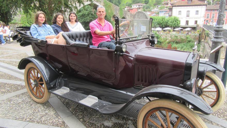 Un Ford T de 1918 provoca admiración en Cangas de Onís