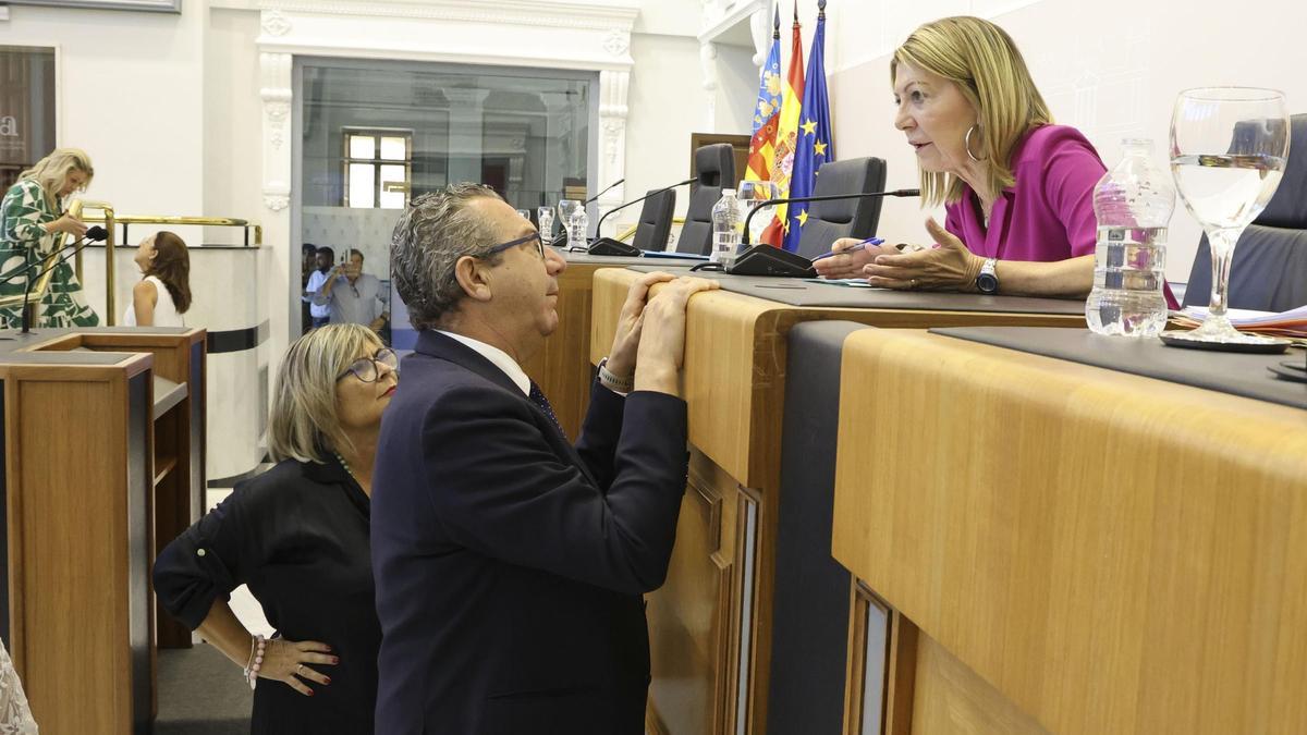 Toni Pérez y Loreto Serrano conversan con la secretaria de la Diputación, Amparo Koninckx