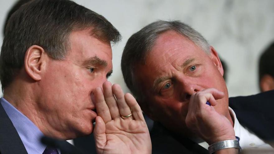 Los senadores Mark Warner y Richard Burr.