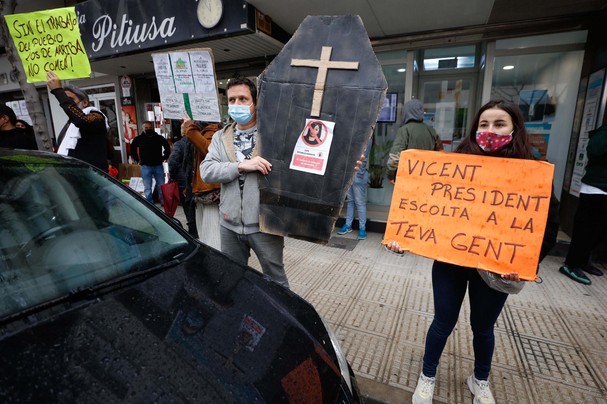 La manifestación motorizada de las patronales de Ibiza congrega a 120 vehículos