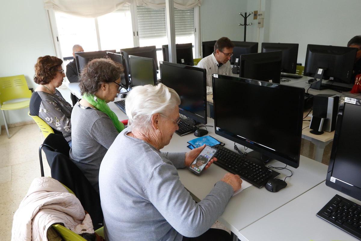 La iniciativa pone el foco en colectivos como personas mayores, adultos en reciclaje profesional, mujeres, jóvenes en búsqueda de empleo y personas en riesgo de exclusión social