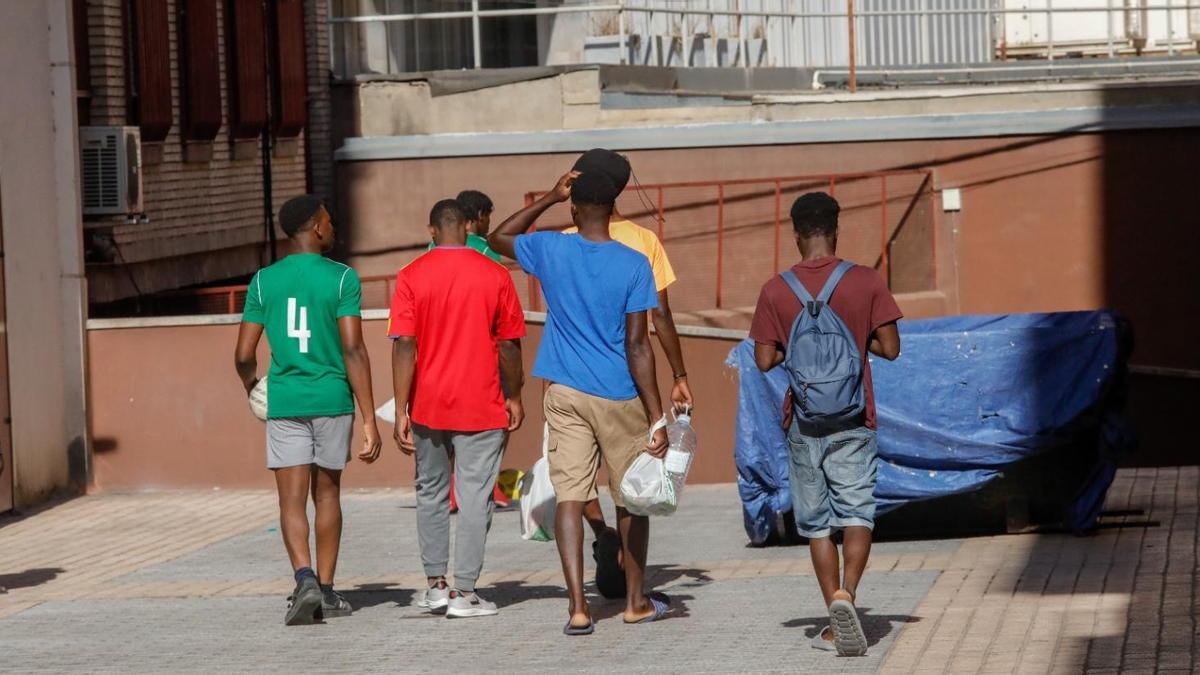 Un grupo de migrantes en el centro de Zaragoza, esta semana.