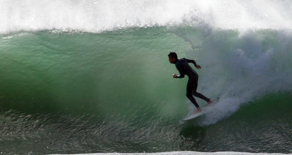 Las olas de 5 metros que se alcanzaron este miércoles en la costa malagueña fueron aprovechadas por unos pocos intrépidos surferos