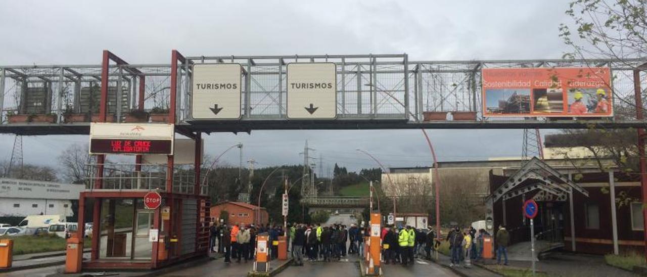 Concentración de trabajadores de Daorje en las puertas de Arcelor en Trasona hace un año.