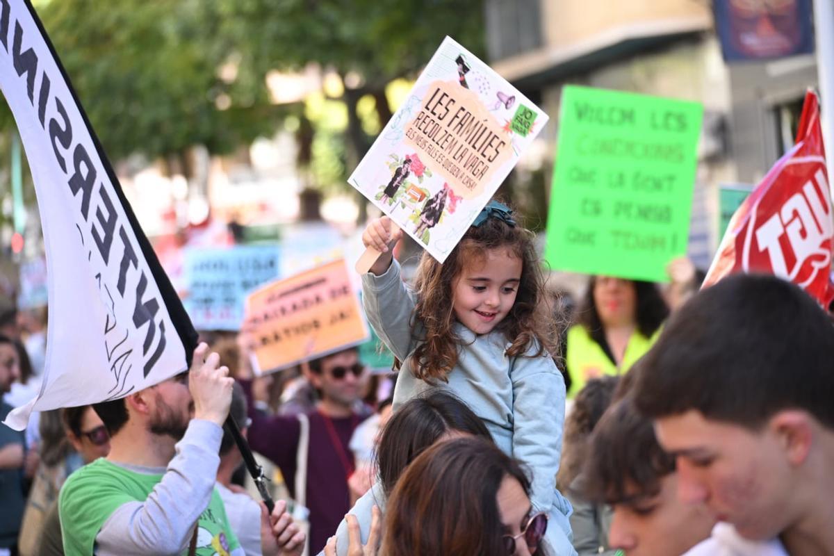 "Las maestras luchando también estamos enseñando", la educación pública se manifiesta en Elche